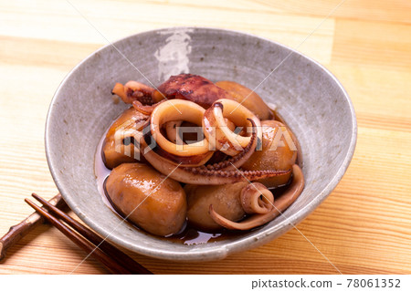 魷魚和燉芋頭 78061352