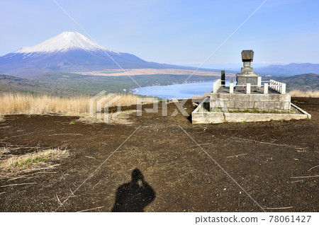 Mt. Fuji in spring seen from Tanzawa's Myojinyama Mt. Fuji in spring seen from Tanzawa's Myojinyama 78061427