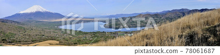 A panoramic photo of Myojinyama, overlooking Yamanakako Village, Mt. Fuji, and the Southern Alps in early spring 78061687