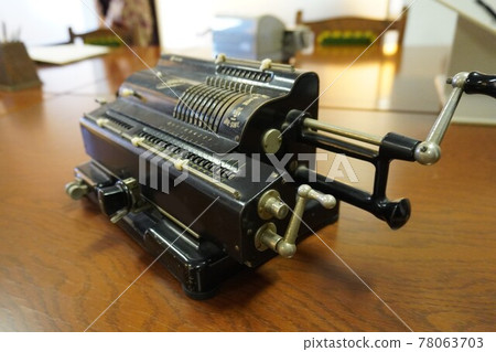 Antique mechanical calculator (black) Antique mechanical calculator (black) 78063703