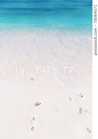 Wave of the sea on the sand beach at Similan islands, Thailand. 78064071