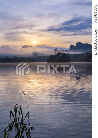 Ban Nong Thale the natural scenery of the sunshine in the morning (mountains, lakes, trees, fog). 78064076