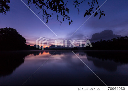 Ban Nong Thale the natural scenery of the sunshine in the morning (mountains, lakes, trees, fog). 78064080