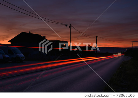 清塵火燒雲染紅天,有明亮馬背上的車轍。 清塵火燒雲染紅天,有明亮馬背上的車轍。 78065106