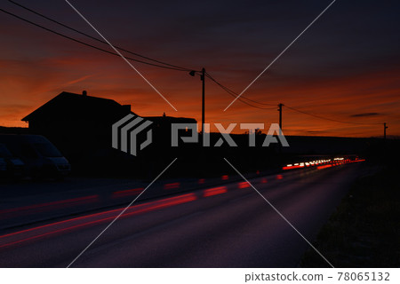 清塵火燒雲染紅天,有明亮馬背上的車轍。 清塵火燒雲染紅天,有明亮馬背上的車轍。 78065132