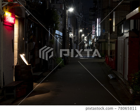 由於電暈而安靜的後巷酒吧 由於電暈而安靜的後巷酒吧 78065811