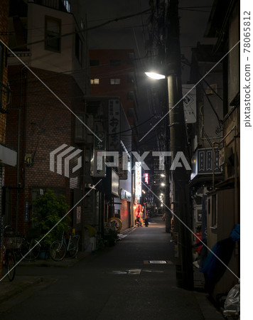 由於電暈而安靜的後巷酒吧 由於電暈而安靜的後巷酒吧 78065812