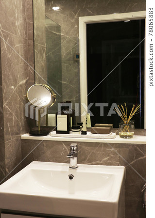 beige marble wall in the bathroom 78065883