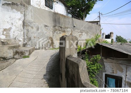 Jeongneunggol. Alley. Roses. House. Vegetable garden Jeongneunggol. Alley. Roses. House. Vegetable garden 78067184