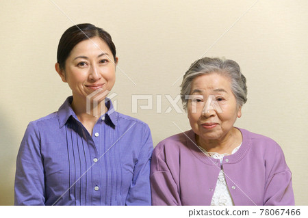 A smiling middle-aged woman and grandma, parent and child, mother and daughter, daughter-in-law and mother-in-law A smiling middle-aged woman and grandma, parent and child, mother and daughter, daughter-in-law and mother-in-law 78067466