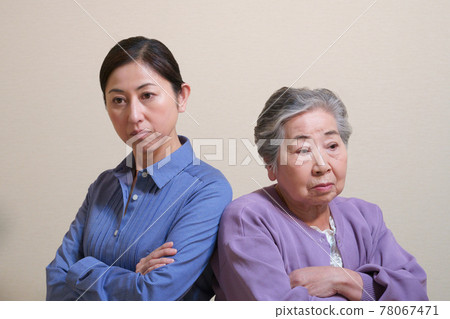 背靠背吵架的中年婦女和奶奶，父母和孩子，母女，媳婦和婆婆 78067471
