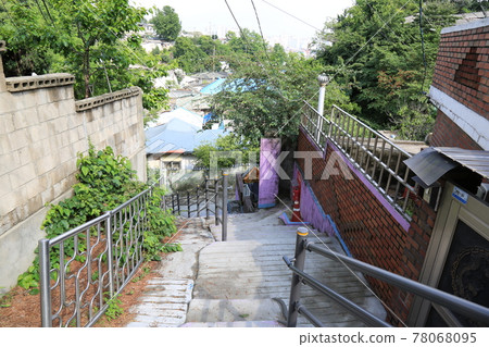 Jeongneunggol. Roses. At the gate, house Jeongneunggol. Roses. At the gate, house 78068095