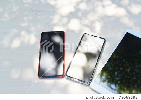 Smartphone and tablet in the shade of fresh green 78068592