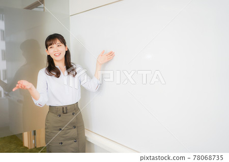指向一個白板的婦女 78068735