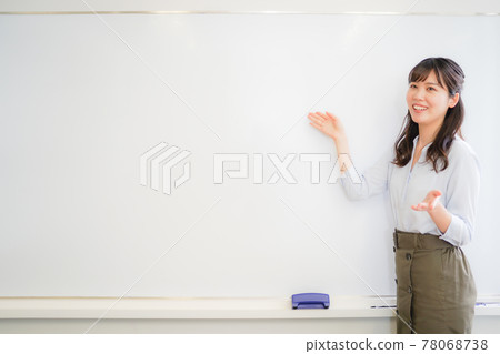 指向一個白板的婦女 78068738