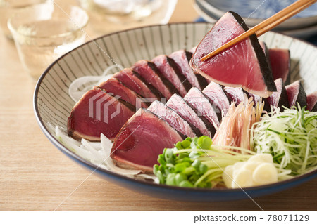 Katsuo no tataki 放在一個大盤子裡 78071129