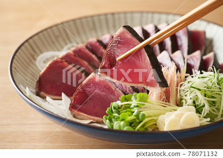 Katsuo no tataki 放在一個大盤子裡 78071132