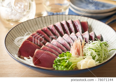 Katsuo no tataki served on a large plate 78071144