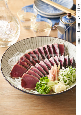 Katsuo no tataki served on a large plate 78071146
