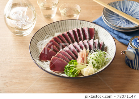 Katsuo no tataki served on a large plate 78071147