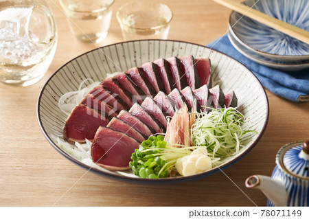 Katsuo no tataki served on a large plate 78071149