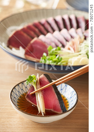 用柚子醬吃鰹魚片。 78071245