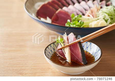 用柚子醬吃鰹魚片。 78071246