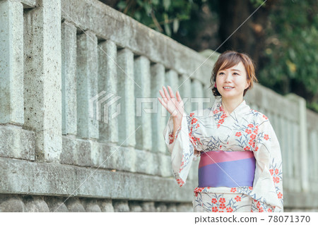 Woman walking in a shrine 78071370