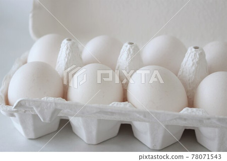 Fresh eggs in a paper carton Fresh eggs in a paper carton 78071543