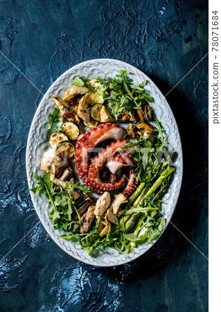 Coocked grilled tentacles of octopus, sardines and mussels 78071684