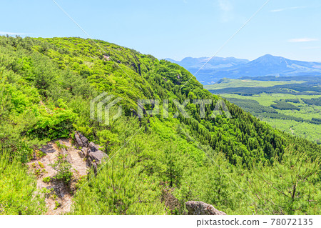 從初夏的大分縣萬年山眺望的風景 從初夏的大分縣萬年山眺望的風景 78072135