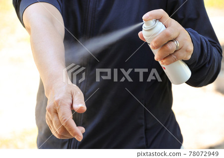 Sunscreen and insect repellent when going out in the summer 78072949