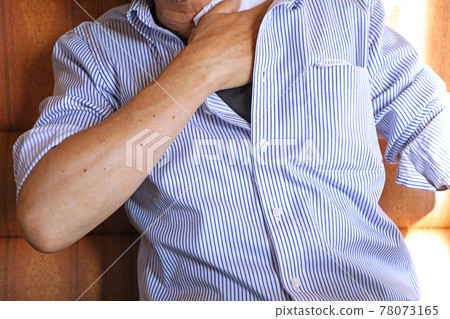 中年男子用毛巾擦脖子的圖片 78073165