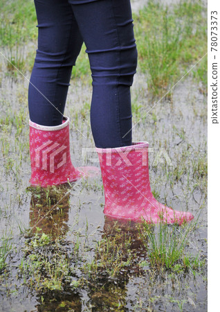 Walk in the rain with boots 78073373