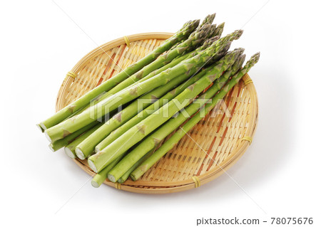 Hokkaido green asparagus in a colander 78075676