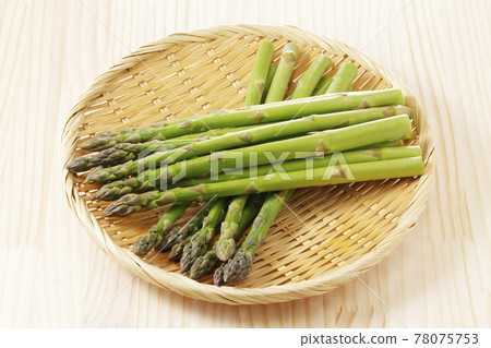 北海道綠蘆筍盛在漏勺中 北海道綠蘆筍盛在漏勺中 78075753