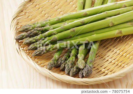 北海道綠蘆筍盛在漏勺中 北海道綠蘆筍盛在漏勺中 78075754