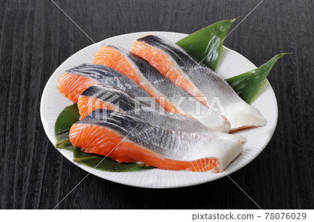 盤子上的銀鮭魚片 78076029