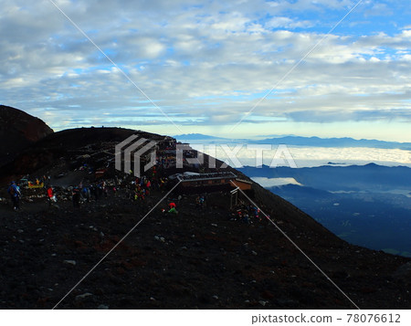 從富士山的頂部查看 78076612