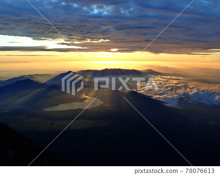 Angel's ladder seen from the top of Mt. Fuji 78076613
