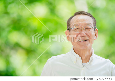 Senior man, fresh green, portrait 78076635