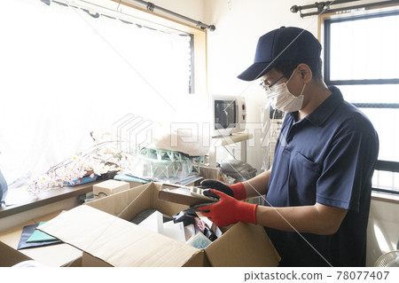 Male worker cleaning up a messy room Male worker cleaning up a messy room 78077407