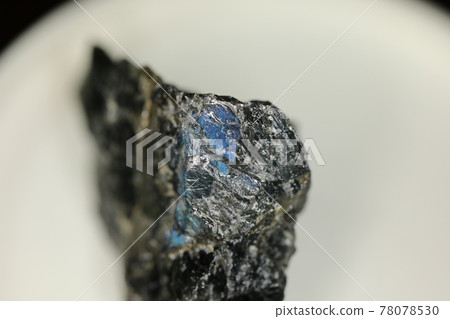 閃耀藍色的黑色拉長石寶石光譜 閃耀藍色的黑色拉長石寶石光譜 78078530