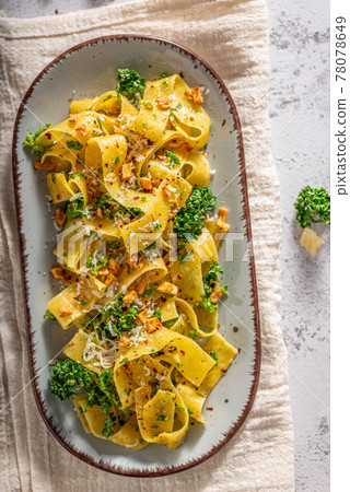 Garlic pasta with chilli flakes Garlic pasta with chilli flakes 78078649