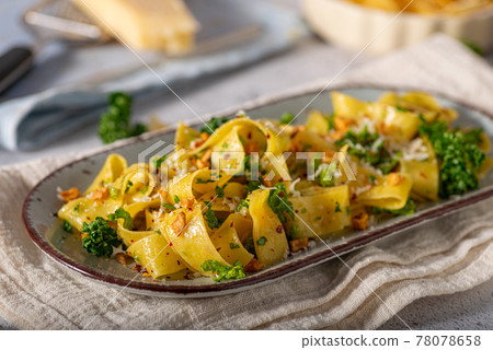 Garlic pasta with chilli flakes 78078658