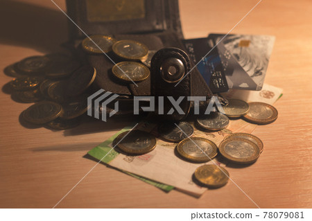Wallet and cash lying on the table. Wallet and cash lying on the table. 78079081