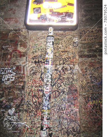 意大利朱麗葉家族牆上的塗鴉 78079524