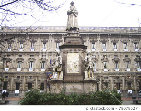Leonardo da Vinci statue in front of La Scala Leonardo da Vinci statue in front of La Scala 78079527