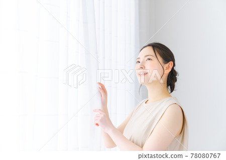 一個女人在早上的美麗形象 78080767