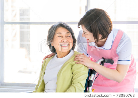 輪椅和護理人員的高級婦女 78080768